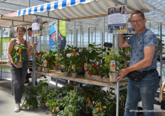 Petra en Ino Molenaar stonden bij Huyskweker Vers van Voorne met een stand vol Pick&Joy-groenteplanten. Petra verzorgt de verkoop van deze planten voor Vreugdenhil Young Plants, maar stond deze zaterdag tijdens Kom in de Kas met haar man vooral ook ter promotie van het goede doel in de kas. De opbrengst van de verkoop ging naar Stichting Old Trafo. 